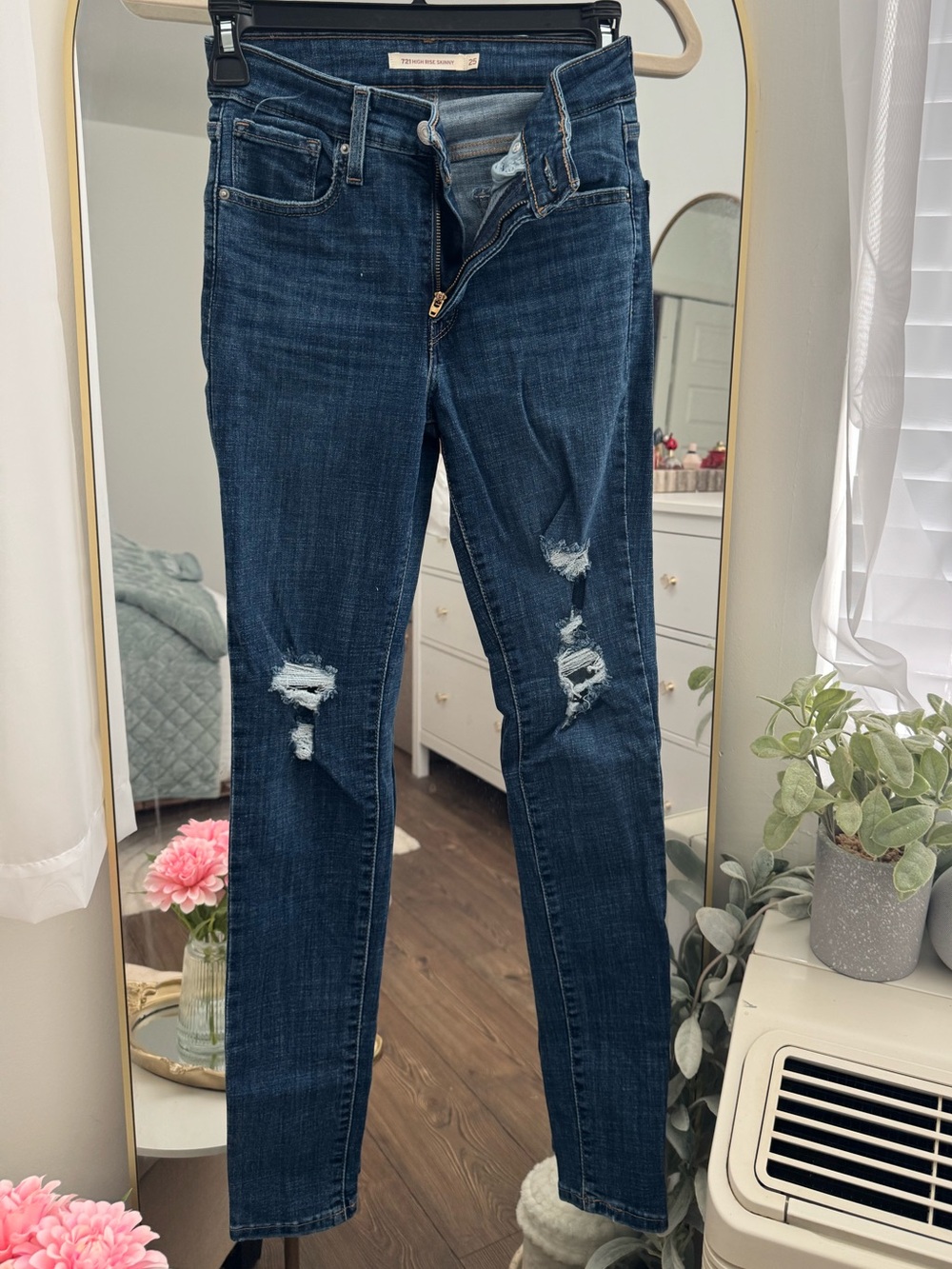 Levi’s 721 High Rise Skinny Jeans Size: Width 25 - Length 28.
